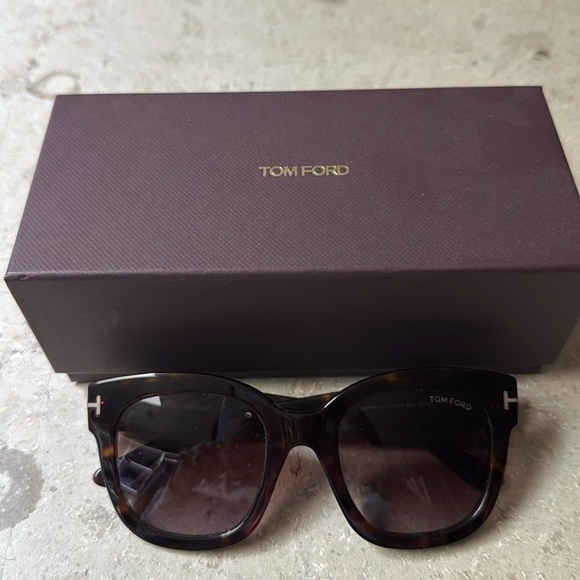 Tom Ford Accessories - Tom Ford Black Oversized sunglasses Beatrice Havana TF613